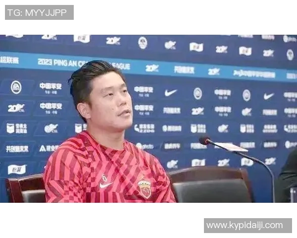 从绿茵场到解说席足球球星退役后全新身份的精彩转型之路