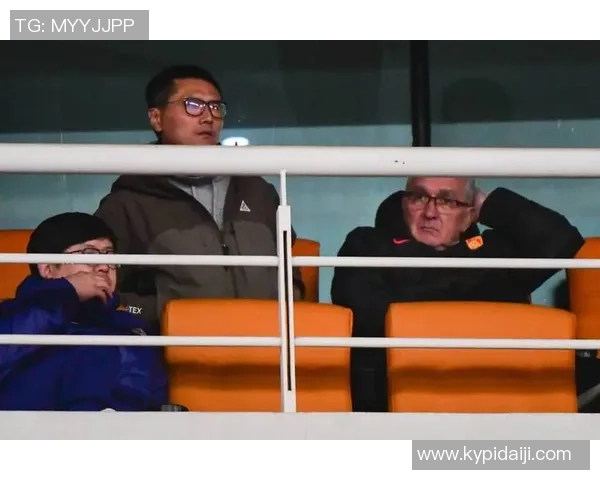 国足球星遭拦截引发热议 赛场意外瞬间引发众多讨论