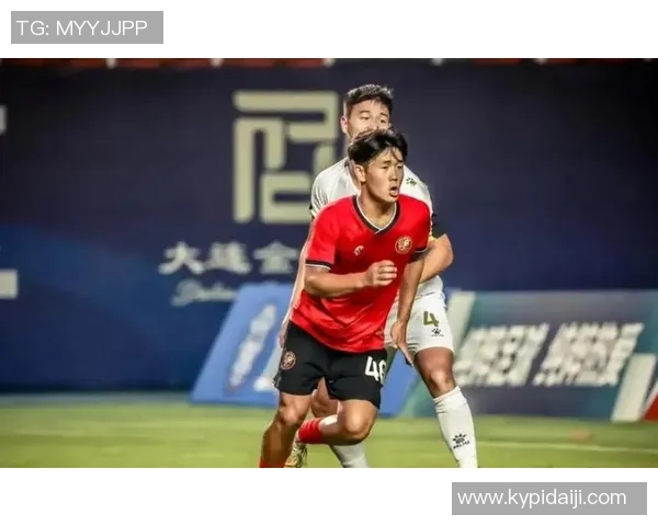 年轻男足球星崭露头角赛场争锋突破自我展现未来无限潜力 年轻男足球星崭露头角赛场争锋突破自我展现未来无限潜力