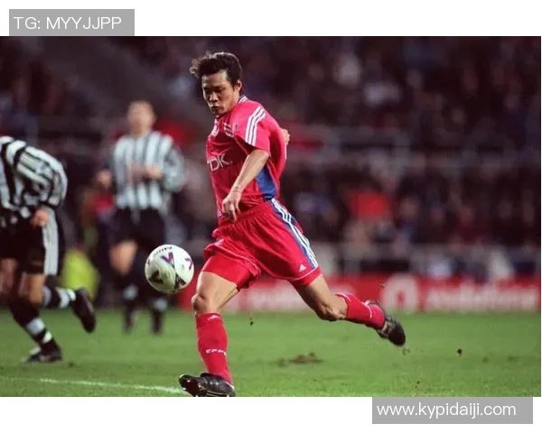 球星风采尽显绿茵场 球技争锋铸就足球传奇 荣耀与梦想并行