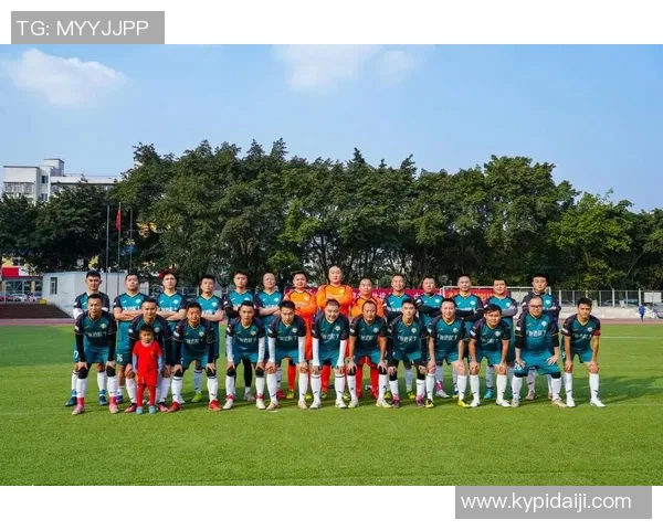 足球巨星加盟新队首日实录：穿上新战袍感受球队文化与球迷热情