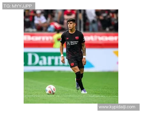 足球巨星街头出镜引热议 时尚搭配与球场形象相得益彰