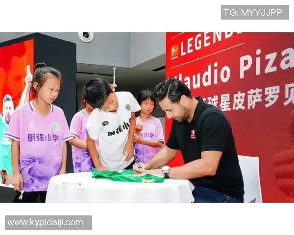 足球明星小球迷背后的支持者是谁他们的偶像是谁